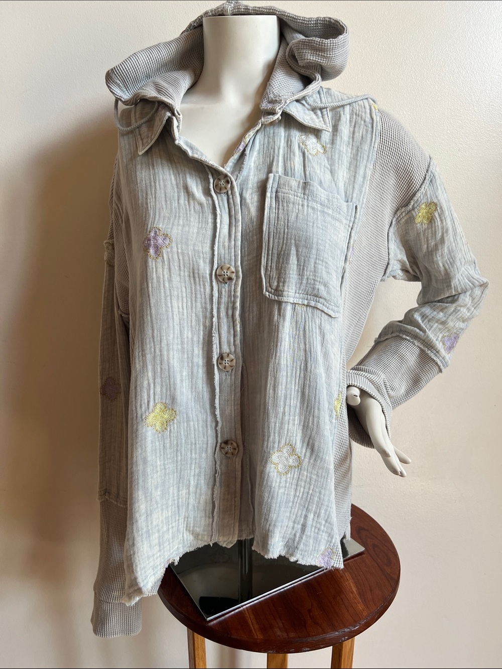 Mystree Light Gray Waffle-Knit Hooded Button Shirt floral detail removable hood